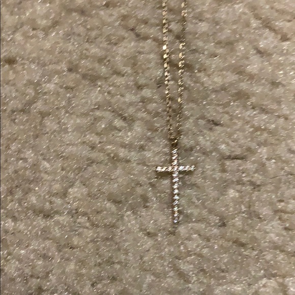 Jewelry - Gold change with studded cross